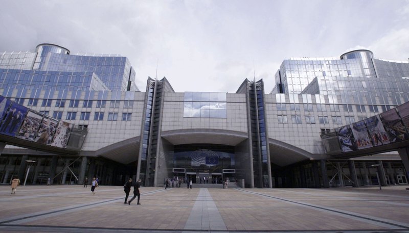 Das Zentrum der Macht und Ziel von Lobbyismus. Das EU-Parlament in Brüssel. – Bild: NDR/​elb motion pictures/​Felix Korfmann