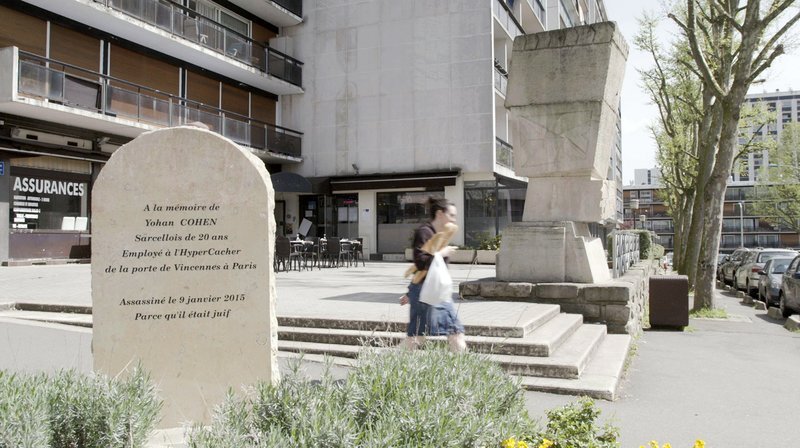 Der Gedenkstein in der Pariser Vorstadt Sarcelles erinnert an ein jüdisches Anschlagsopfer. – Bild: BR/​WDR