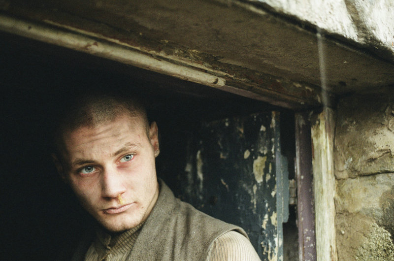 Cathys älterer Bruder Hindley (Lee Shaw) hat nichts als Verachtung für Heathcliff übrig. – Bild: ZDF und Robbie Ryan Cathys älterer Bruder Hindley (Lee Shaw) hat nichts als Verachtung für Heathcliff übrig. – Bild: ZDF und Robbie Ryan