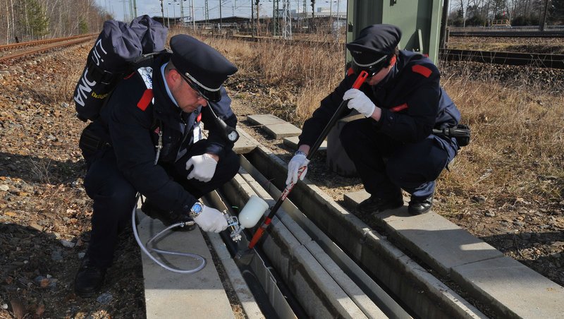 Künstliche DNA erschweren Buntmetalldiebstahl; zwei Mitarbeiter der DB Sicherheit beim Auftragen der künstlichen DNA – Bild: n-tv / Weltenangler GmbH/Deutsche Bahn AG Künstliche DNA erschweren Buntmetalldiebstahl; zwei Mitarbeiter der DB Sicherheit beim Auftragen der künstlichen DNA – Bild: n-tv / Weltenangler GmbH/Deutsche Bahn AG