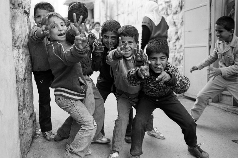 WDR Fernsehen KINDER DER STEINE, am Donnerstag (12.01.12) um 23:15 Uhr. Sechs Jungen, um die zehn Jahre alt, posieren mit Victory-Zeichen für die Kamera. (Intifada, Bethlehem, 1989) – Bild: WDR/​Krieg & Nolte GbR/​Ralf Emmerich