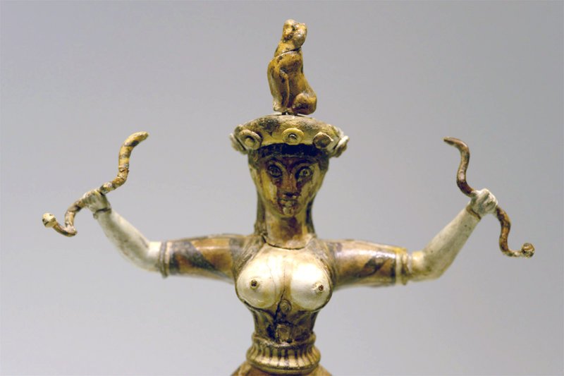 Die Figur der Schlangengöttin symbolisiert die sinnliche und luxuriöse Welt der Minoer auf Kreta. Doch welche Kunstwerke in den Museen sind echt oder gefälscht? – Bild: ZDF / © docstation/Alexander Hein Die Figur der Schlangengöttin symbolisiert die sinnliche und luxuriöse Welt der Minoer auf Kreta. Doch welche Kunstwerke in den Museen sind echt oder gefälscht? – Bild: ZDF / © docstation/Alexander Hein