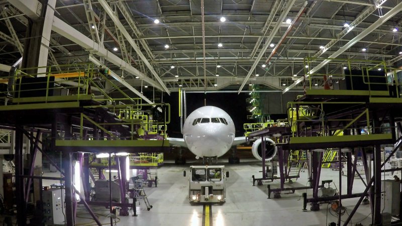 Bildunterschrift: Alle sechs bis zehn Jahre muss eine Boeing 777 grundüberholt werden, um Qualität und Sicherheit der Maschine im Luftverlkehr auch weiterhin zu gewährleisten. – Bild: N24 Doku