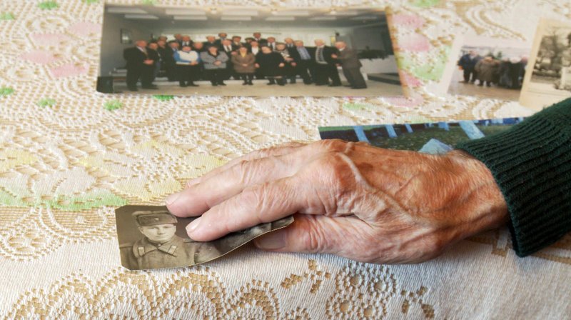 Nach deutschen Kriegsgefangenenlagern musste der junge Lev Netto ins GuLag. Die Anklage lautete: Spionage für die Amerikaner. – Bild: MDR/​Saxonia Entertainment