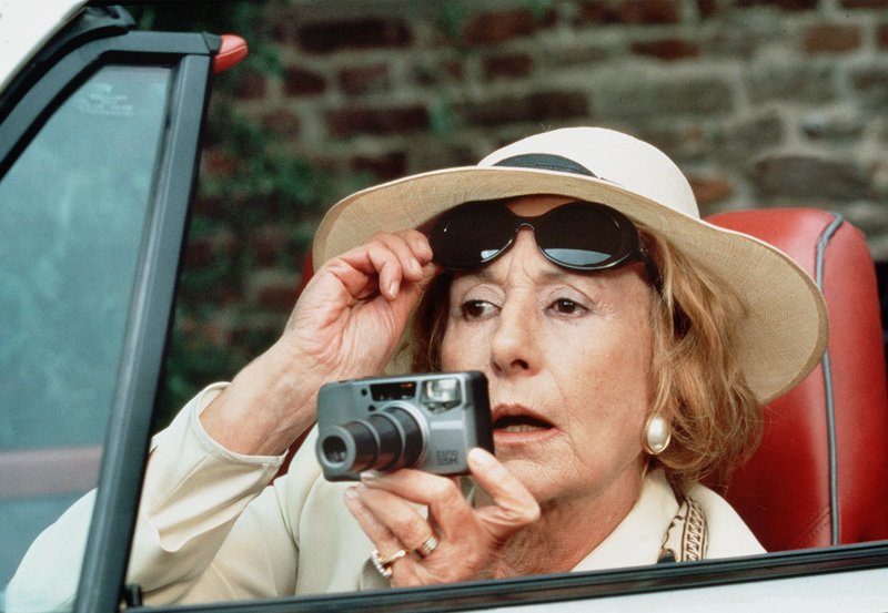 hr-fernsehen ICH LIEBE MEINE FAMILIE, EHRLICH, Spielfilm, Deutschland 1998, Regie: Stefan Lukschy, am Mittwoch (10.12.14) um 13:45 Uhr. Die rüstige Hobby-Detektivin Tante Isolde (Rosemarie Fendel) ist in ihrem Altersheim einem ruchlosen Giftmord auf der Spur. – Bild: HR/Degeto hr-fernsehen ICH LIEBE MEINE FAMILIE, EHRLICH, Spielfilm, Deutschland 1998, Regie: Stefan Lukschy, am Mittwoch (10.12.14) um 13:45 Uhr. Die rüstige Hobby-Detektivin Tante Isolde (Rosemarie Fendel) ist in ihrem Altersheim einem ruchlosen Giftmord auf der Spur. – Bild: HR/Degeto