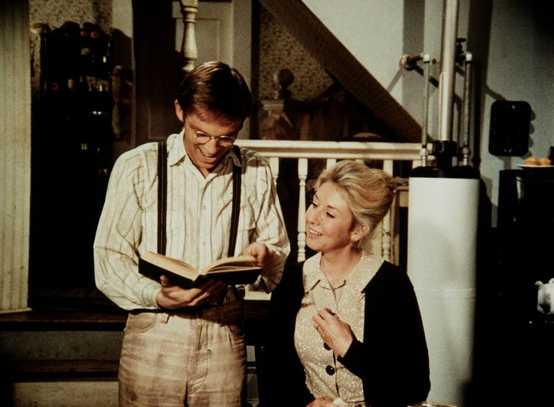 Olivia (Michael Learned, r.) lässt sich von der Begeisterung ihres Sohnes (Richard Thomas, l.) für die „Harvard-Klassiker“ anstecken. – Bild: WARNER BROS. INTERNATIONAL TELEVISION Lizenzbild frei