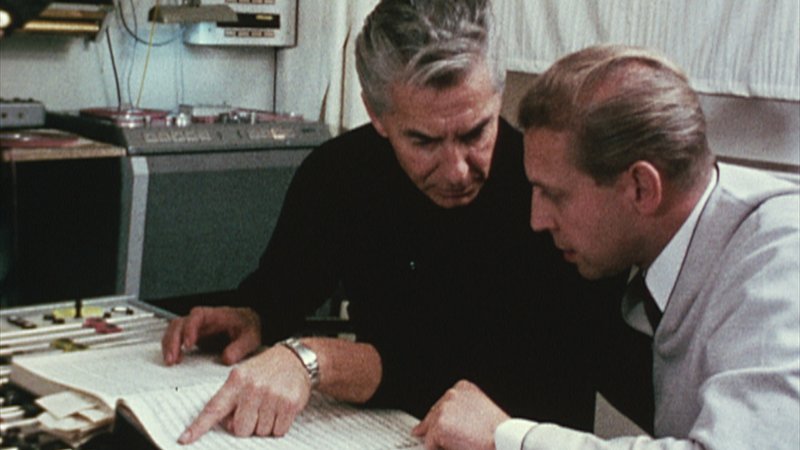 ‚Karajan – Das zweite Leben‘ bietet einen faszinierenden Blick hinter die Kulissen von Herbert von Karajans Arbeit im Aufnahmestudio und zeichnet von dieser Warte aus ein differenziertes Portrait des Dirigenten und seinen musikalischen Vorstellungen. Im Zentrum steht die Frage, was von Karajan, der mehr Tonträger einspielte als irgendjemand sonst, und seinem beispiellos ehrgeizigen künstlerischen Vermächtnis bleiben wird. Ausschnitte aus privat aufgezeichneten und exklusiv für den vorliegenden Film ausgewerteten Telefonaten, die Karajan mit seinem Tonmeister Günter Hermanns führte, geben einen authentischen Einblick in Karajans Arbeit mit seinem Team. Dafür wurde die Dokumentation von Eric Schulz unter anderem mit dem ECHO Klassik und der Romy ausgezeichnet. – Bild: ServusTV /​ Centauri Film