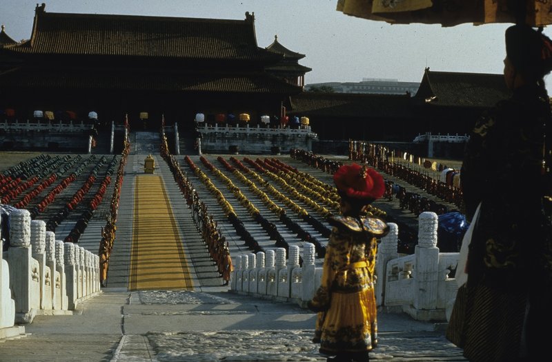 Im Alter von nur drei Jahren gelangt Pu Yi (Richard Vuu), der letzte chinesische Kaiser, 1908 auf den Drachenthron ... – Bild: MCMLXXXVII. All Rights reserved. Lizenzbild frei Im Alter von nur drei Jahren gelangt Pu Yi (Richard Vuu), der letzte chinesische Kaiser, 1908 auf den Drachenthron ... – Bild: MCMLXXXVII. All Rights reserved. Lizenzbild frei