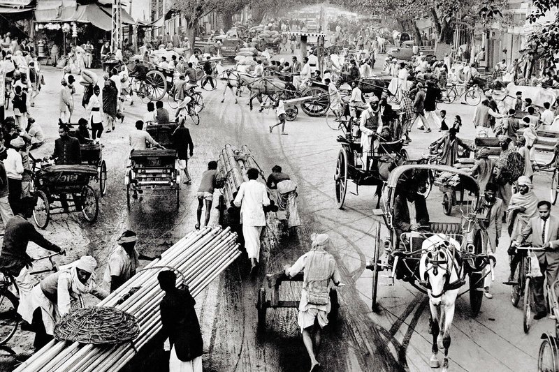 Raghu Rai dokumentierte das Leben Indiens über Jahrzehnte. Dieses Foto zeigt das scheinbare Verkehrschaos auf dem Chawri-Basar in Delhi 1965. – Bild: ARTE France 