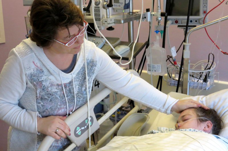Jasmins Mutter darf ihre Tochter auf der Intensivstation besuchen: wenige Stunden nachdem ihr ein Spenderherz transplantiert wurde. – Bild: NDR Jasmins Mutter darf ihre Tochter auf der Intensivstation besuchen: wenige Stunden nachdem ihr ein Spenderherz transplantiert wurde. – Bild: NDR