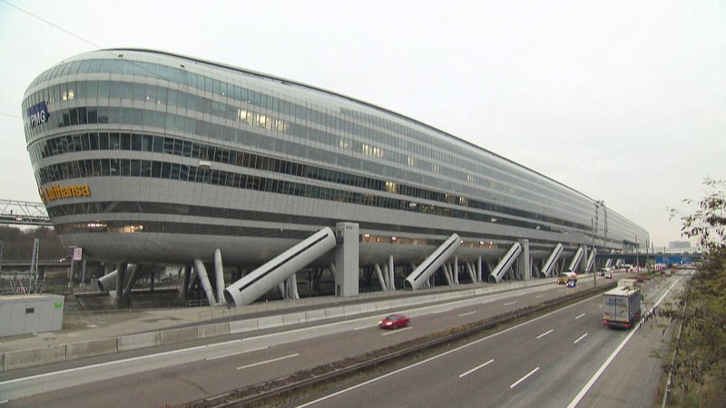 Der Knotenpunkt zwischen Autobahn A3, Fernverkehrsbahnhof und internationalem Flughafen zählt bis zu 27.000 Durchreisende jeden Tag. – Bild: N24 Doku