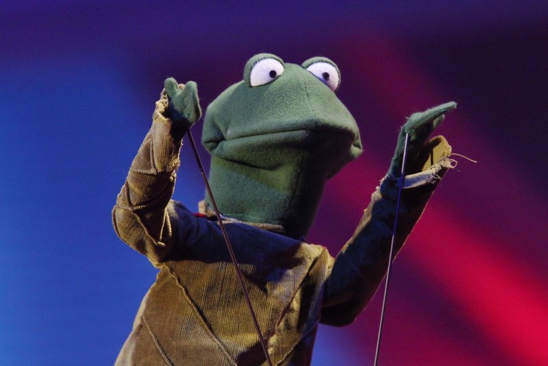 René Mariks Fingerpuppe, der Frosch Falkenhorst, begeistert die Zuschauer. – Bild: RTL /​ Stefan Gregorowius