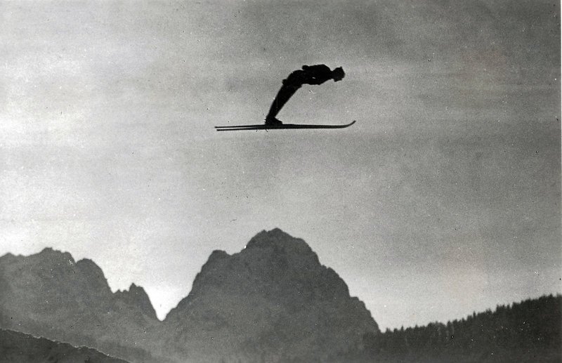 Skispringer bei den Olympischen Spielen 1936 in Garmisch. – Bild: ORF Skispringer bei den Olympischen Spielen 1936 in Garmisch. – Bild: ORF