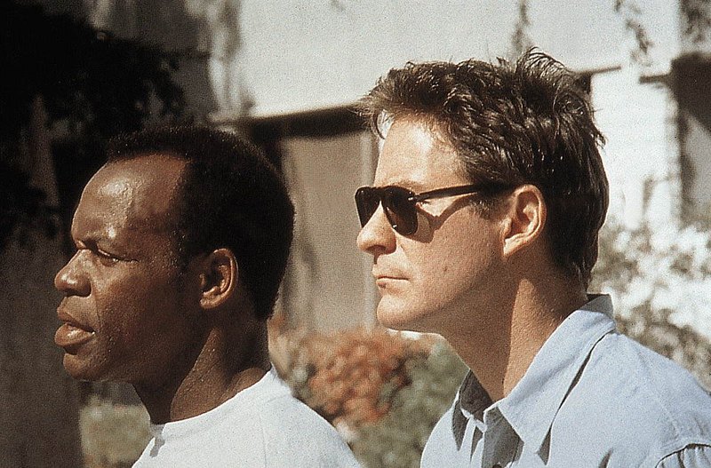 L-R: Simon (Danny Glover) und Mack (Kevin Kline) – Bild: AGENTUR: programmpress L-R: Simon (Danny Glover) und Mack (Kevin Kline) – Bild: AGENTUR: programmpress
