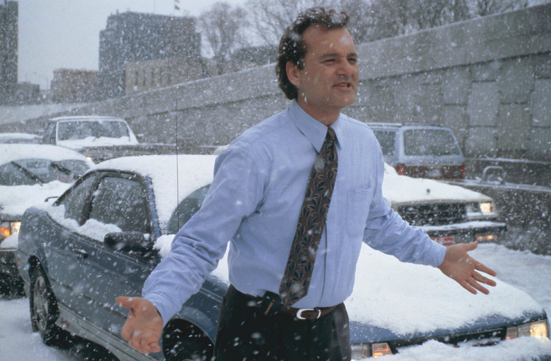 Ein Schneesturm im ist der Grund dafür, dass Wetterfrosch Phil Connors (Bill Murray) noch eine weitere Nacht in dem Kaff Punxutawney bleiben muss ... – Bild: 1993 Columbia Pictures Industries Ein Schneesturm im ist der Grund dafür, dass Wetterfrosch Phil Connors (Bill Murray) noch eine weitere Nacht in dem Kaff Punxutawney bleiben muss ... – Bild: 1993 Columbia Pictures Industries