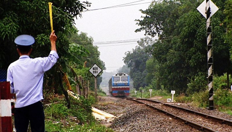 In Vietnam ist Zugfahren Handarbeit. – Bild: ZDF und NDR