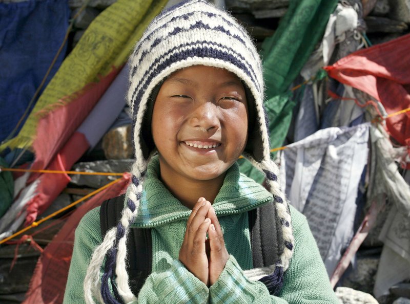 Der 7-jährige Dorje Sherpa will die größten Berge der Welt sehen. – Bild: BR/​SWR/​Dieter Glogowski