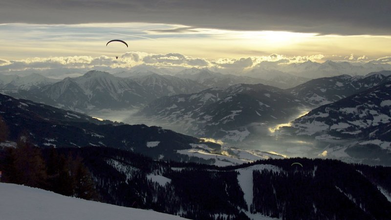 Sanfter Tourismus in Werfenweng: Paragliding – eine schöne Alternative zum Ski Alpin. – Bild: ORF