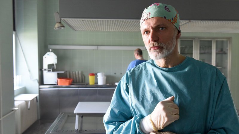 Ebola! Gerichtsmediziner Kreindl (Günter Franzmeier) findet das Virus in der Leiche. – Bild: ARD Degeto/​ORF/​Epo Film/​Hubert Mican