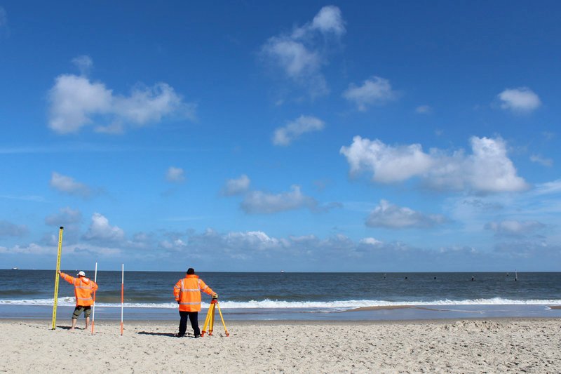 Die Vermessungstechnik ist auch am Meer wichtig. – Bild: ZDF /​ © filmtank/​Sven O. Hill