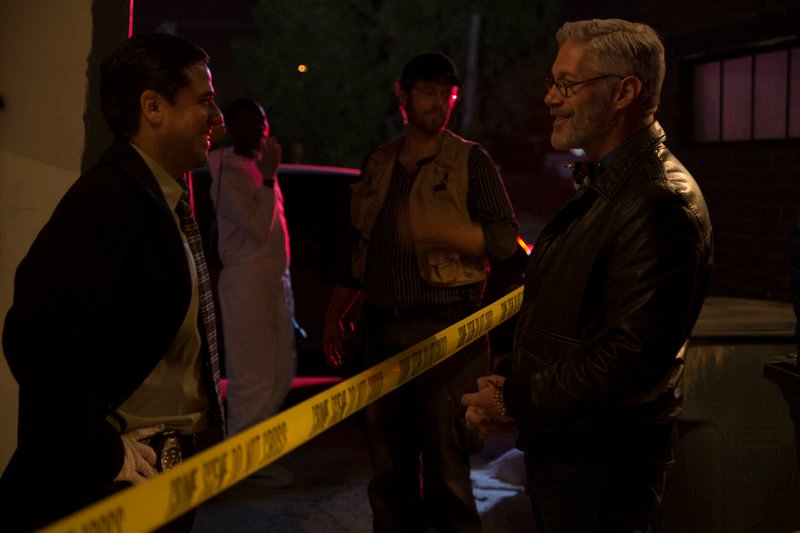 Graham Hetrick chats with a detective before entering the crime scene. – Bild: Investigation Discovery /​ Discovery Communications