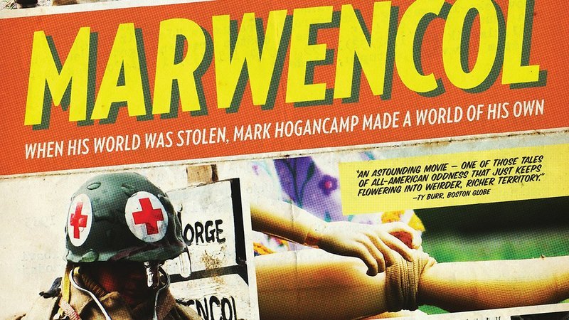 Für den US-Amerikaner Mark Hogancamp ändert sich das Leben am 8. April 2000 schlagartig: Vor einer Kneipe im Bundesstaat New York wird der damals 38-Jährige von fünf Männern grundlos zusammengeschlagen und erleidet dabei schwerste Kopf- und Hirnverletzungen. Hogancamp, der vor dem Überfall ein begnadeter Zeichner war, sucht deshalb selbst nach einem Weg, um mit dem Trauma fertig zu werden und baut in seinem Garten hierfür das detailverliebte Modell des fiktiven, belgischen Dorfes _Marwencol_: In dieser im 2. Weltkrieg angesiedelten Parallelwelt, die Hogancamp mit Puppen bevölkert, leben Hogancamp selbst, seine Freunde und auch seine Angreifer in Form ihrer Alter Egos und bestreiten dort Abenteuer, die Hogancamp sich fantasievoll im Kopf ausmalt. – Bild: Geo Television