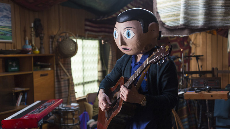 Frank (Michael Fassbender) hat sich mit seiner Band in eine abgelegene Hütte in den irischen Wäldern zurückgezogen, um ein Album aufzunehmen. – Bild: WDR/Weltkino Frank (Michael Fassbender) hat sich mit seiner Band in eine abgelegene Hütte in den irischen Wäldern zurückgezogen, um ein Album aufzunehmen. – Bild: WDR/Weltkino