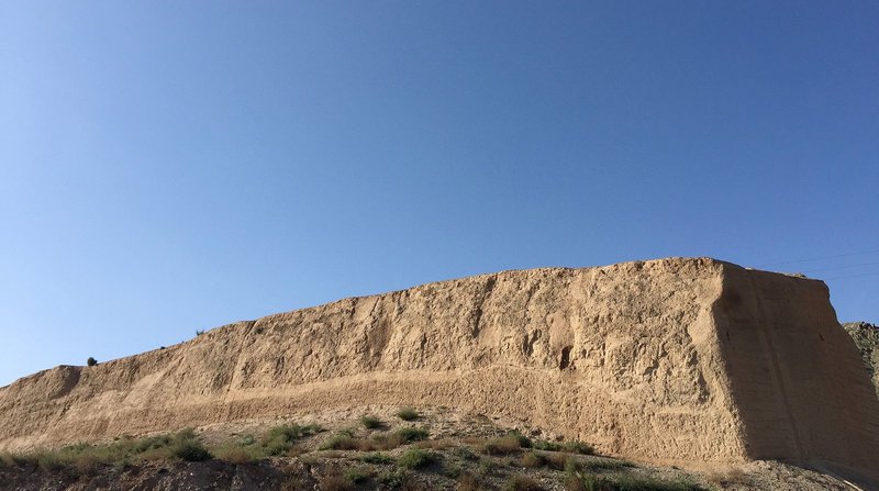 Die Mauer in Ningxia. Nur Sand und Wasser. – Bild: BR/NDR/GreatWall Marathon/AlbatrosTravel Die Mauer in Ningxia. Nur Sand und Wasser. – Bild: BR/NDR/GreatWall Marathon/AlbatrosTravel
