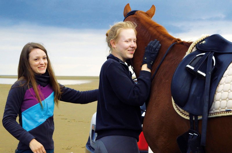 Alex (Ceci Chuh, li.) und Kathy (Alissa Wilms, re.) mit Stute Carmina Weitere Fotos erhalten Sie auf Anfrage. – Bild: NDR/​Edition Salzgeber