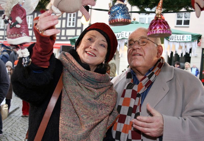 Der Arzt Werner (Jochen Senf) bummelt mit seiner Frau Dorothee (Barbara Focke) über den Weihnachtsmarkt. – Bild: SWR/​ARD Degeto/​Sandor Domonkos
