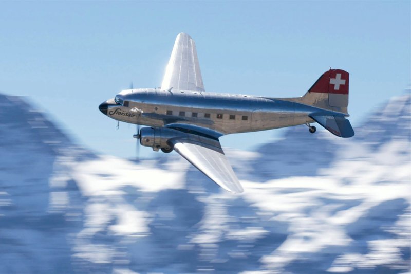 Hier genießt ein Pärchen um das Jahr 1938 in den USA den Luxus eines Doppelbetts im DC-3 “Skysleeper“. – Bild: arte