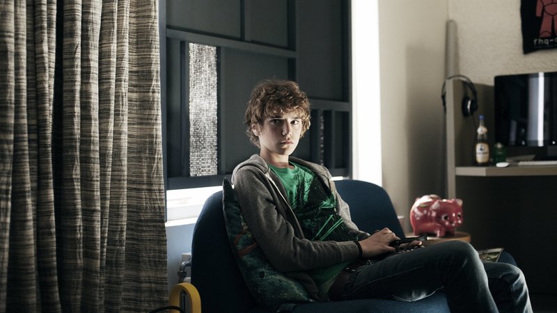 Bellichers Sohn Kees (Joost Koning) möchte, dass seinem Vater das Sorgerecht für ihn zugesprochen wird. – Bild: ZDF und Anouck Wolf. Bellichers Sohn Kees (Joost Koning) möchte, dass seinem Vater das Sorgerecht für ihn zugesprochen wird. – Bild: ZDF und Anouck Wolf.