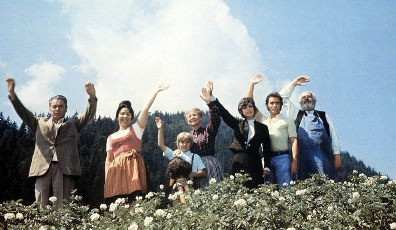 Auf dem Weg in den Afrika-Urlaub strandet Familie Meier zusammen mit dem jungen Architekten Stefan auf einem Berghof in Tirol. Doch die unfreiwilligen Ferien auf dem Bauernhof erweisen sich als gehaltvoller als gedacht. – Bild: Deutsches Musik Fernsehen Auf dem Weg in den Afrika-Urlaub strandet Familie Meier zusammen mit dem jungen Architekten Stefan auf einem Berghof in Tirol. Doch die unfreiwilligen Ferien auf dem Bauernhof erweisen sich als gehaltvoller als gedacht. – Bild: Deutsches Musik Fernsehen