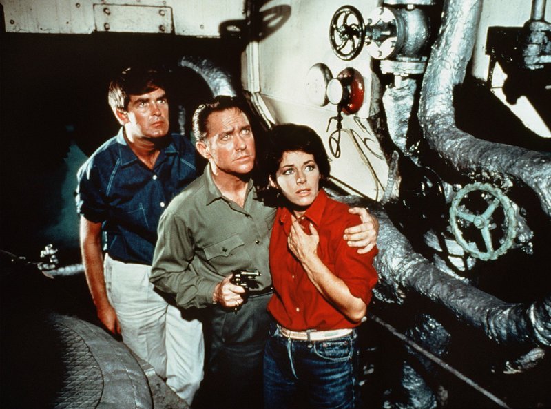 Hamilton (Derek Nimmo), Sanders (Richard Todd) und Helga (Marianne Koch) wurden von Magnus auf dem Schiff eingesperrt. Als er die Flutventile öffnet, müssen sie schnell einen Weg finden, ihr Leben zu retten. – Bild: ARD Degeto Hamilton (Derek Nimmo), Sanders (Richard Todd) und Helga (Marianne Koch) wurden von Magnus auf dem Schiff eingesperrt. Als er die Flutventile öffnet, müssen sie schnell einen Weg finden, ihr Leben zu retten. – Bild: ARD Degeto