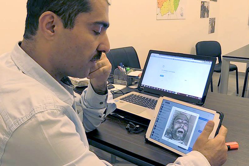 Tarek Matermawi war selbst fünf Monate in syrischer Haft, konnte der Gewalt jedoch entkommen. Auf den heimlich aus Syrien herausgeschleusten Fotografien erkennt er mehrere Zellengenossen wieder. – Bild: ARTE / © What’s up films Tarek Matermawi war selbst fünf Monate in syrischer Haft, konnte der Gewalt jedoch entkommen. Auf den heimlich aus Syrien herausgeschleusten Fotografien erkennt er mehrere Zellengenossen wieder. – Bild: ARTE / © What’s up films