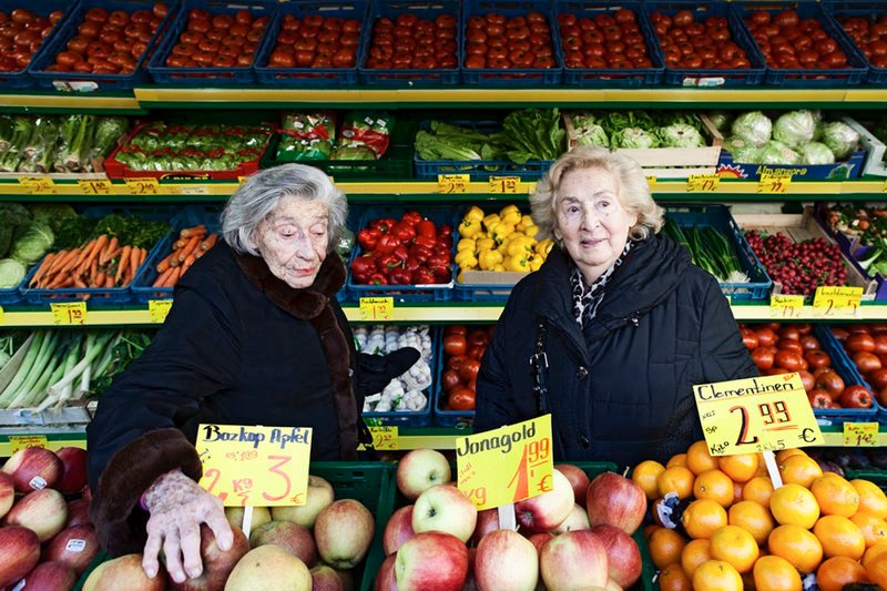 Oma Regina (li.) und Bella (re.) kaufen auf dem Markt Zutaten für das nächste große Essen ein. – Bild: RB /​ © Alexa Karolinski