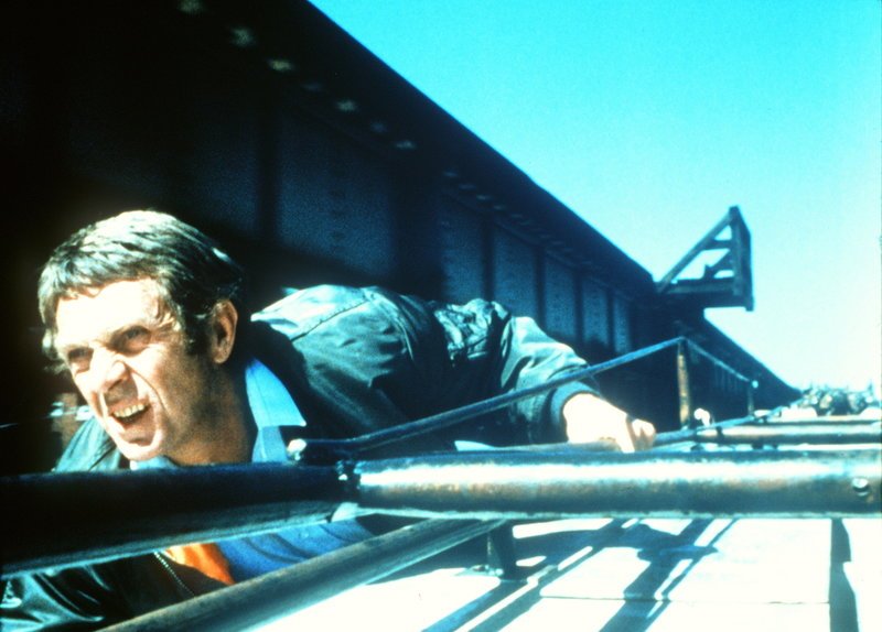 Auch ein fahrender Zug ist für ‚Papa‘ Thorson (Steve McQueen) kein Hindernis … – Bild: Paramount Pictures Lizenzbild frei
