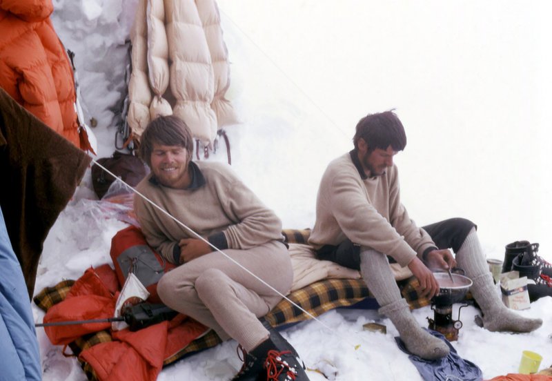Die Brüder Messner in Lager 2: Reinhold (links), Günther (re). – Bild: ORF Die Brüder Messner in Lager 2: Reinhold (links), Günther (re). – Bild: ORF