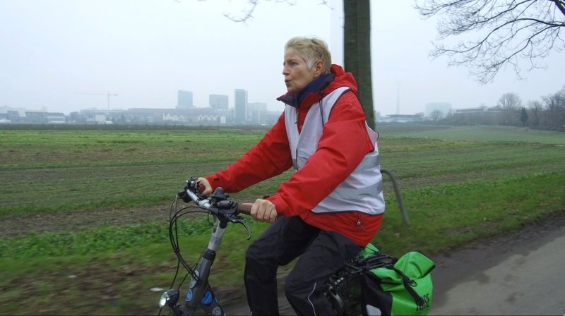 Ulrike fährt mit dem Fahrrad zur Arbeit, um Geld zu sparen. An manchen Tagen bis zu 75km. – Bild: WDR Ulrike fährt mit dem Fahrrad zur Arbeit, um Geld zu sparen. An manchen Tagen bis zu 75km. – Bild: WDR