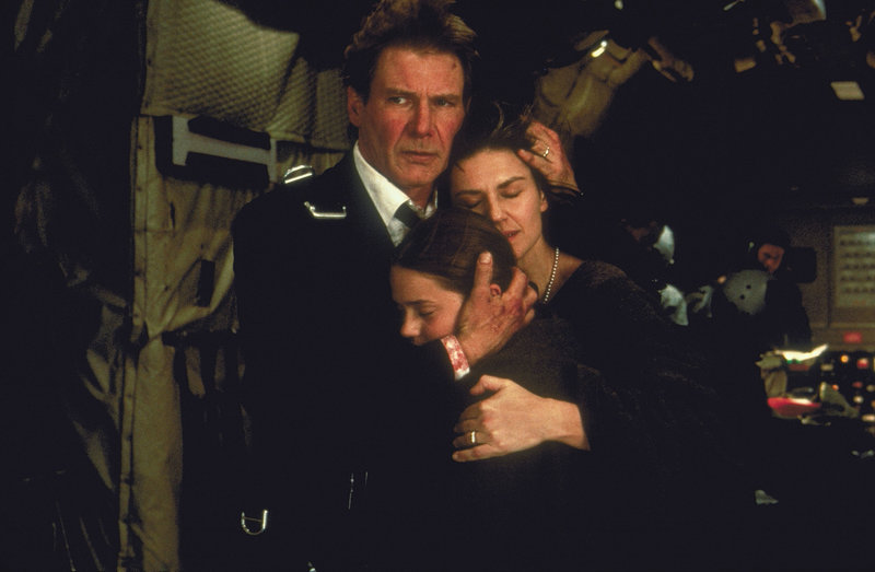 Schweben in Lebensgefahr: US-Präsident James Marshall (Harrison Ford, l.), seine Frau Grace (Wendy Crewson, r.) und seine Tochter Alice (Liesel Matthews, M.) ... – Bild: 3+ Schweben in Lebensgefahr: US-Präsident James Marshall (Harrison Ford, l.), seine Frau Grace (Wendy Crewson, r.) und seine Tochter Alice (Liesel Matthews, M.) ... – Bild: 3+