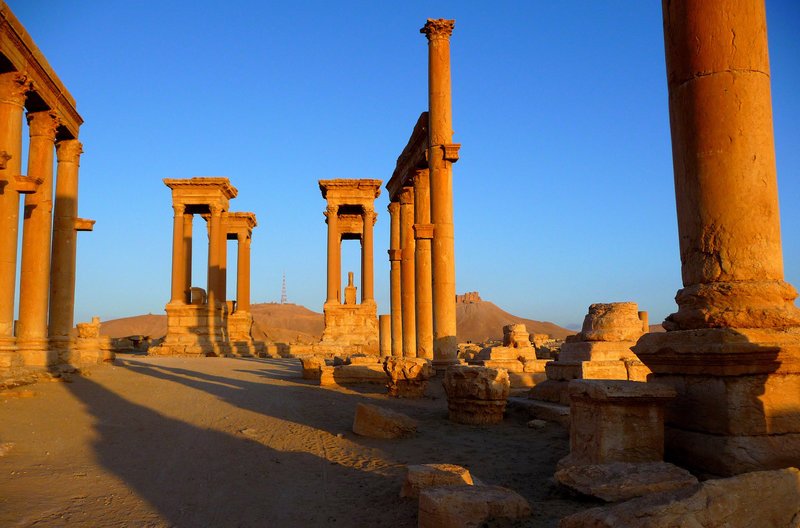Zerstört! Der Tetra-Pylon von Palmyra. Das Foto zeigt das Bauwerk im Zustand von 2011, vier Jahr vor seiner Sprengung durch den sogenannten IS. – Bild: PHOENIX/​ZDF/​Martin Papirowski