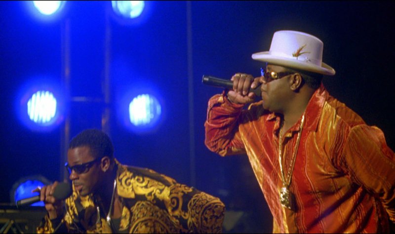 Als „Notorious B.I.G.“ wird Christopher Wallace (Jamal Woolard, re.) mit seinem Debutalbum „Ready to Die“ zum gefeierten Star der Ostküste. – Bild: RTL Zwei