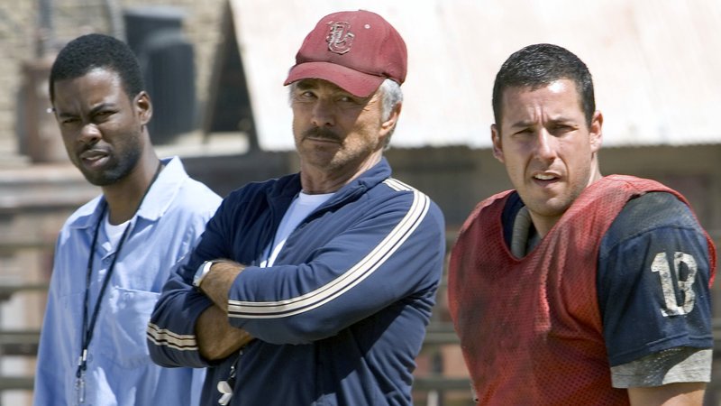 Crewe (Adam Sandler, re.), Nate Scarborough (Burt Reynolds, Mitte) und Caretaker (Chris Rock, li.) coachen im Knast eine Football-Mannschaft – Bild: RTL Zwei