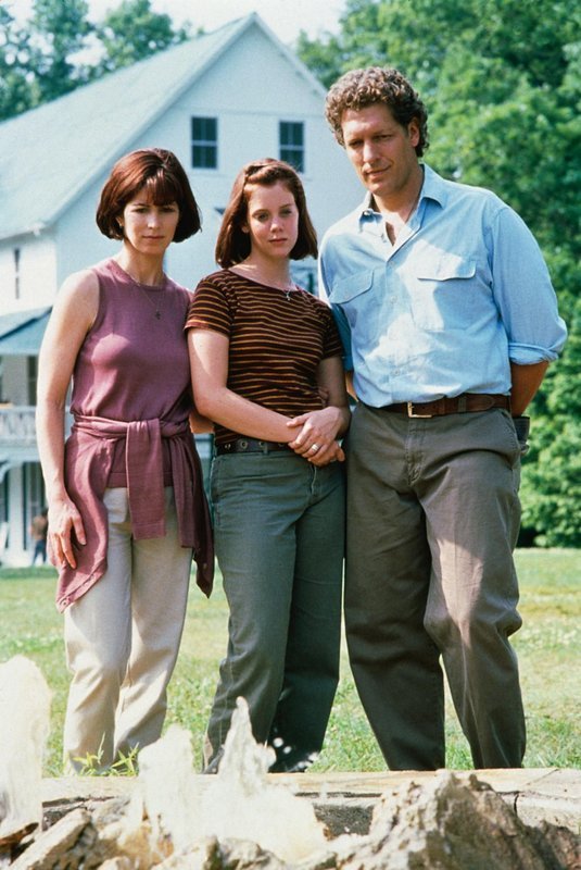 Nach 15 Jahren bricht Rose (Dana Delany, l.) gegenüber ihrem neuen Mann Son (Clancy Brown) und ihrer Tochter Cecilia (Nancy Moore Atchison) endlich ihr Schweigen. – Bild: VOX