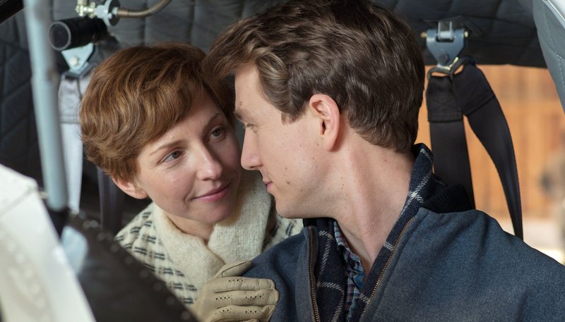 Erika (Katharina Schüttler) verabschiedet sich von ihrem Mann Michael (Jan Krauter), der zu Dreharbeiten nach Afrika fliegt. – Bild: WDR/Degeto/UFA Fiction/Roland Suso Richter Erika (Katharina Schüttler) verabschiedet sich von ihrem Mann Michael (Jan Krauter), der zu Dreharbeiten nach Afrika fliegt. – Bild: WDR/Degeto/UFA Fiction/Roland Suso Richter
