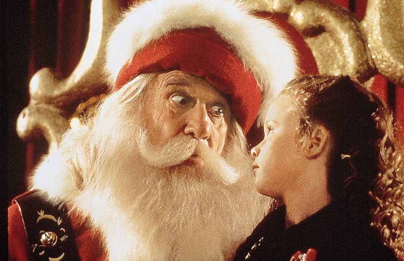 Die siebenjaehrige Hallie (Thora Birch) spricht persoenlich beim Weihnachtsmann im Kaufhaus vor: Bis zum Heiligen Abend soll der Nikolaus (Leslie Nielsen) ihre Eltern wieder miteinander versoehnen… – Bild: Disney Channel