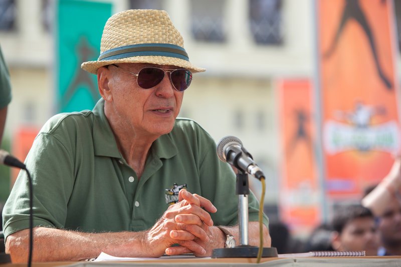 „MILLION DOLLAR ARM“..568_MDA-06567⁠–⁠568..Alan Arkin as Ray, a legendary baseball scout in Walt Disney Pictures? ?Million Dollar Arm?. ?Million Dollar Arm? is the incredible true story of two young men who went from never throwing a baseball to being given a shot in Major League Baseball …Ph: Ishika Mohan..?Disney Enterprises, Inc. All Rights Reserved. – Bild: Ishika Mohan /​ © Disney Enterprises, Inc. All Rights Reserved.