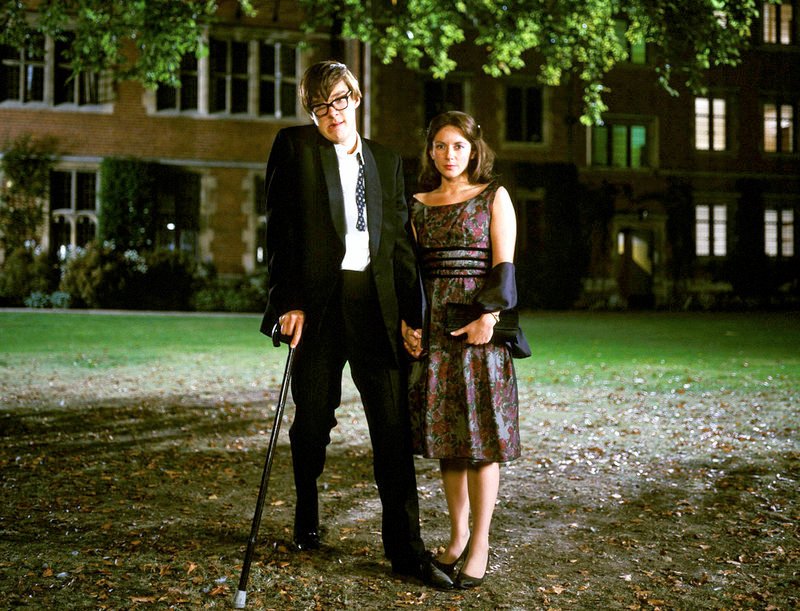 Trotz seiner fortgeschrittenen Krankheit bemüht sich der Cambridge-Student Stephen Hawking (Benedict Cumberbatch) um seine Herzdame Jane Wilde (Lisa Dillon) und lädt sie in die Oper ein. – Bild: MvH – ArtDesign /​ Barum ; fuer ARTE G.E.I.E.