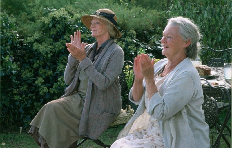 Janet (Maggie Smith, l.) und Ursula (Judi Dench) lauschen begeistert ihrem Gast (nicht im Bild). – Bild: ATV2