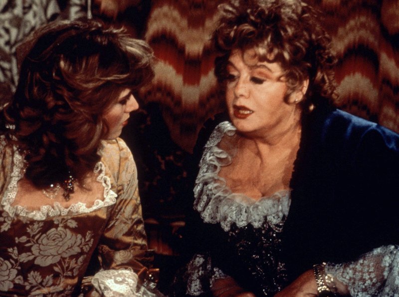 Mrs. Cole (Shelley Winters, re.) weist Fanny (Lisa Foster) in die Gepflogenheiten ihres Etablissements ein. – Bild: ARD